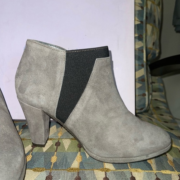 New Eric Michael grey suede boots heels 8 39 $200 - Picture 2 of 5